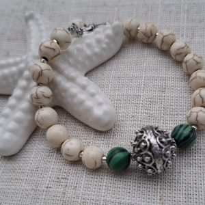 Bijelo - zelena narukvica s botunom