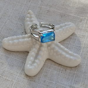 Prsten s plavim staklom