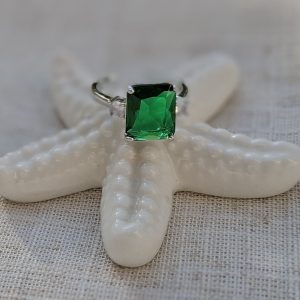 Prsten sa zelenim staklom