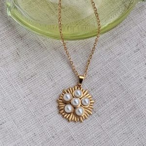 Ogrlica od čelika s perlama