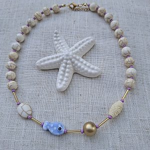 Bijela ogrlica s ribicom