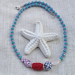 Plava ogrlica i ljubičasta ribica