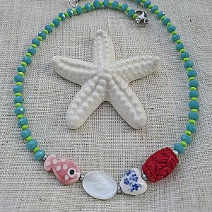 Tirkizna ogrlica i ružičasta ribica