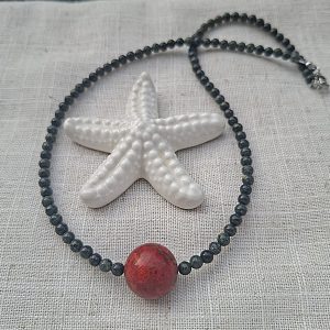 Ogrlica od ahata s perlom koraljne boje