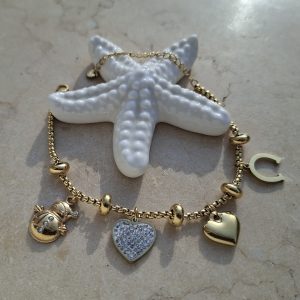 Narukvica s četiri privjeska 1