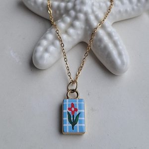 Ogrlica Ružičasti cvijet na plavoj podlozi